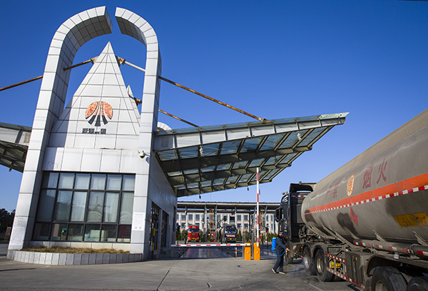 03    2020年2月17日星期一，下午三點(diǎn)半罐區(qū)治安科門衛(wèi)人員在為拉甲醇車輛消毒。.jpg