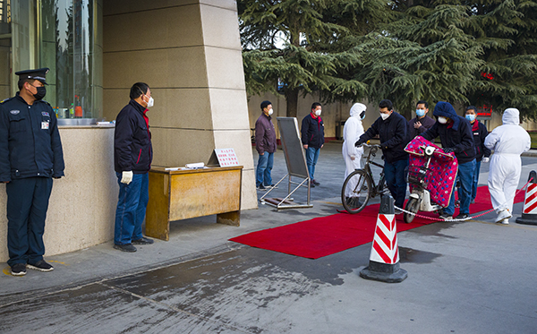 05   2020年2月18日星期二早晨，保衛(wèi)科北門執(zhí)勤人員在執(zhí)勤。.jpg