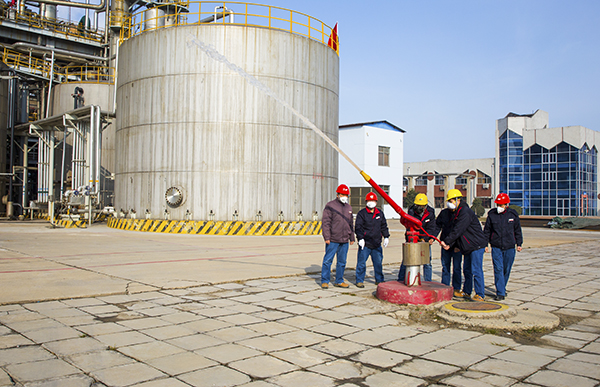 10  2020年2月18日早晨九點(diǎn)半，消防隊(duì)人員在檢查水炮的正常使用情況。.jpg