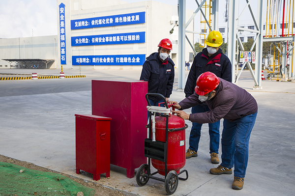 12 消防人員在檢查滅火器，他們每天下現(xiàn)場(chǎng)巡檢，確保消防設(shè)施完好。.jpg