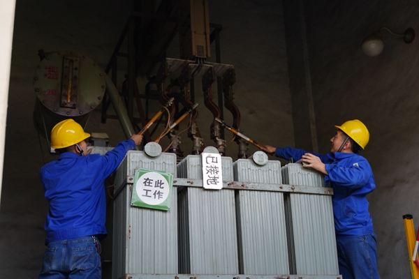 3、安措小組正在對變壓器做安全措施.JPG