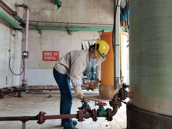 1619870020246403.jpeg 張丹在調(diào)整酸罐出口閥門(mén)開(kāi)度.jpg