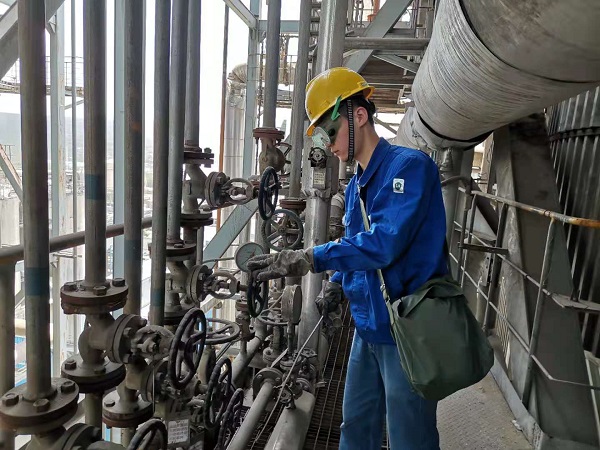 1619870065444764.jpeg 高晨磊檢查脫硝系統(tǒng).jpg