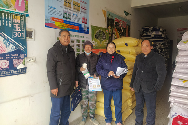 2月10日，尿素銷售人員在武功縣貞元鎮(zhèn)農(nóng)資店向農(nóng)戶發(fā)放宣傳資料。(副圖）.jpg