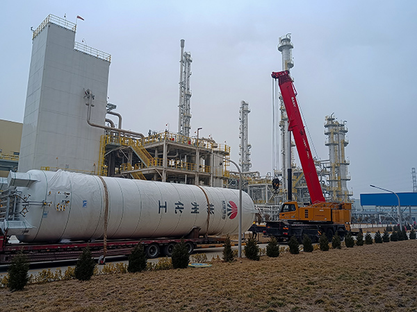 2月17日，在物資采供部的周密部署下，彬州制氣車間低溫能源綜合利用項(xiàng)目液氮儲(chǔ)罐按時(shí)到貨，卸車現(xiàn)場(chǎng)(副圖）.jpg