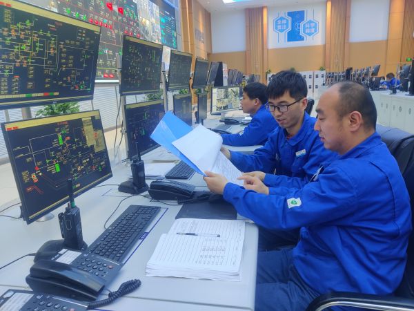 3.14日，彬州公司中控室，氣化操作人員認(rèn)真監(jiān)盤，對(duì)比數(shù)據(jù)，調(diào)整煤漿濃度.jpg