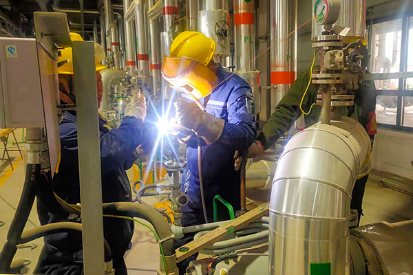 4月13日，檢修人員正在進行管件焊接工作.jpg