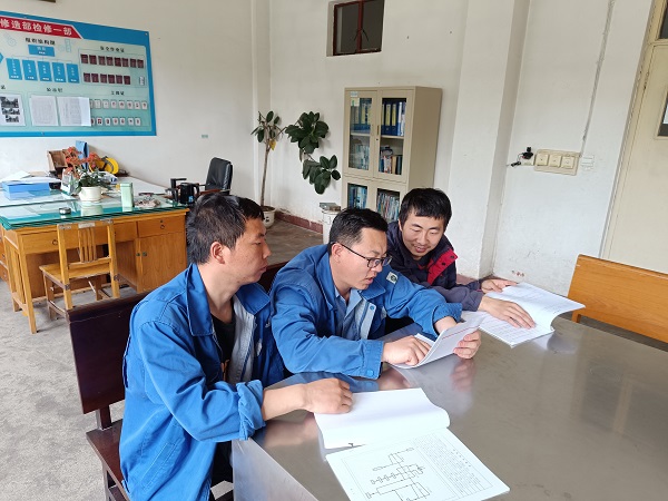 1681859238217286.jpeg 檢修小組對(duì)大檢修任務(wù)清單明確“五清楚”.jpg