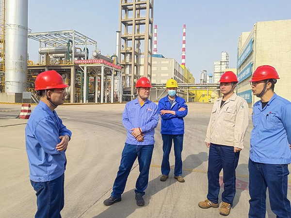 4月19日上午，公司總工程師馬軍忙深入生產(chǎn)現(xiàn)場開展安全檢查  600.jpg