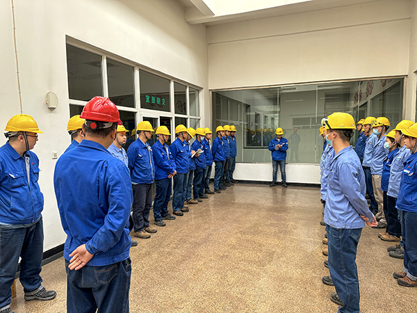 利用班后會(huì)時(shí)間學(xué)習(xí)典型事故，分析原因、總結(jié)教訓(xùn)  600.jpg