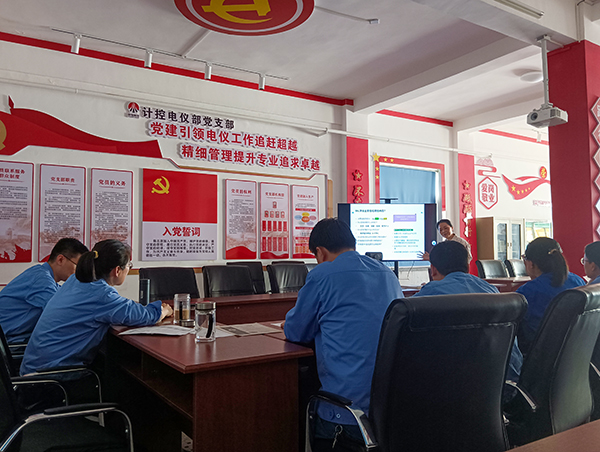 4月19日，計控電儀部主任工程師馬曉華為職工進(jìn)行授課講解 600.jpg