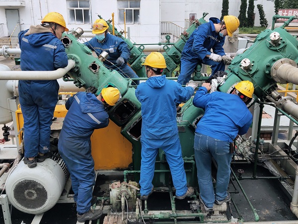 1682813771148713.jpeg 4月28日16時,檢修人員檢修二號小冰機.jpg