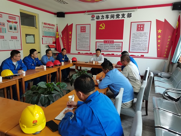 1682987565654055.jpeg 5月1日張?jiān)鰬?zhàn)董事長在動(dòng)力車間會(huì)議室組織值班人員進(jìn)行座談.jpg