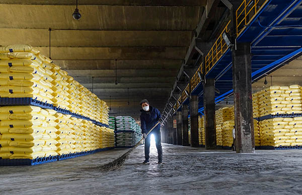 2023年4月運(yùn)銷部鐵路科員工現(xiàn)場6S提升，擺放整齊劃一的尿素成品庫，現(xiàn)場地面衛(wèi)生時刻有清掃人員保持清潔   600.jpg