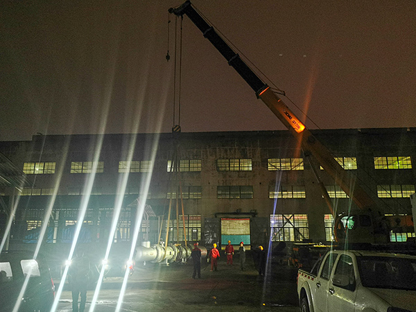 5月9日，檢修重要設(shè)備E7502到貨，夜間抓緊卸車  600.jpg