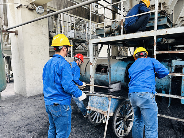 1683776259375802.jpeg 黨員突擊隊清理4#鍋爐煤倉1.jpg