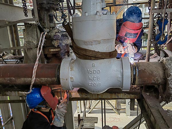 5月12日，動力車間三期管廊上，進(jìn)行BW管線改造，檢修人員正在將新安裝的隔離閥與原管線焊接在一起.jpg