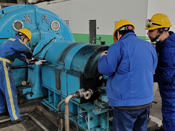 1683876962909827.jpeg 檢修師傅正在測量發(fā)電機組振動數(shù)據(jù).jpg