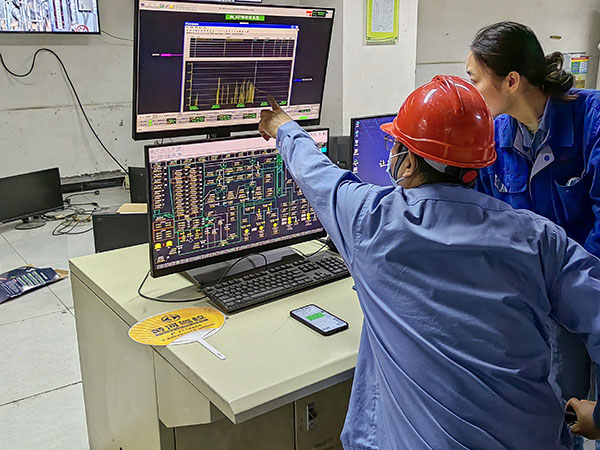 5月13日，動(dòng)力車間三期鍋爐控制室，DCS改造工藝、儀表、電氣等部門聯(lián)合調(diào)試期間，車間副主任焦志波詢問DCS改造畫面.jpg
