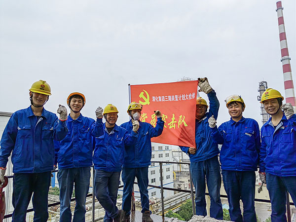 5月11日，動力車間三期工藝除氧器更換填料，黨員突擊隊隊員在除氧器平臺合影.jpg