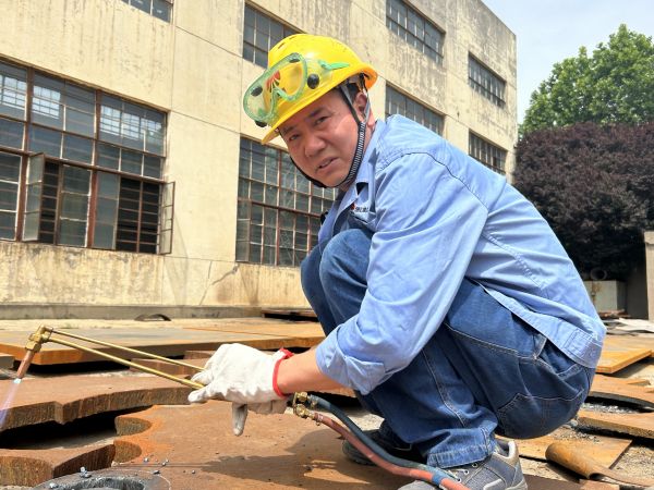 1684285952426467.jpeg 第三突擊隊(duì)隊(duì)長朱鎖榮在602廠房下料.jpg