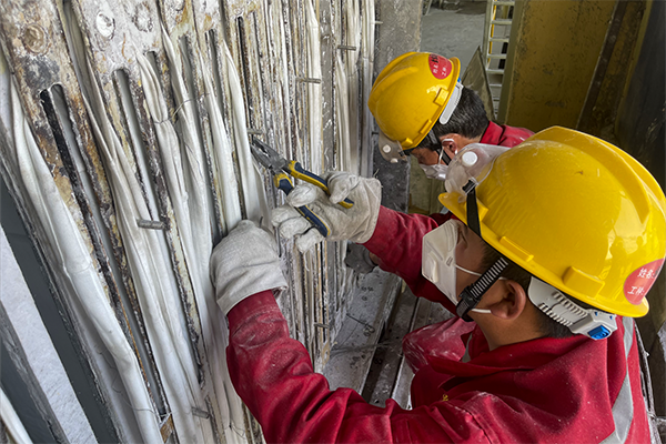 除沫器檢修現(xiàn)場(chǎng)，檢修人員不見“風(fēng)雨”怎么能見“彩虹”.png
