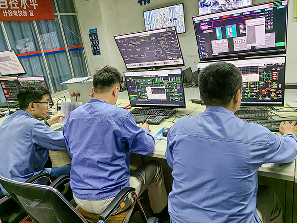 5月23日，動力車間中控室，4號鍋爐水壓試驗過程中，各司爐密切監(jiān)視水壓變化.jpg