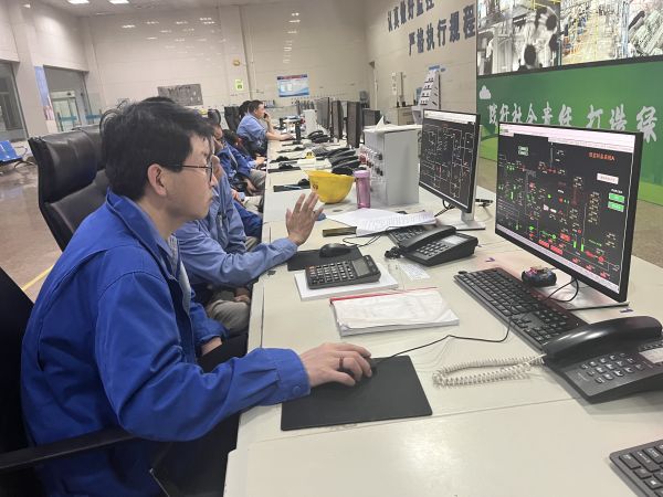 1685603226618387.jpeg 操作人員正在DCS畫(huà)面進(jìn)行操作.jpg