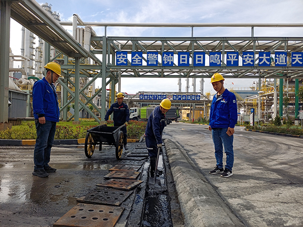 6月5日，運(yùn)銷分部，張海波、曹侃等人員，在氣膜棚周圍清理排水渠。運(yùn)銷分部 伍思盈 攝.jpg