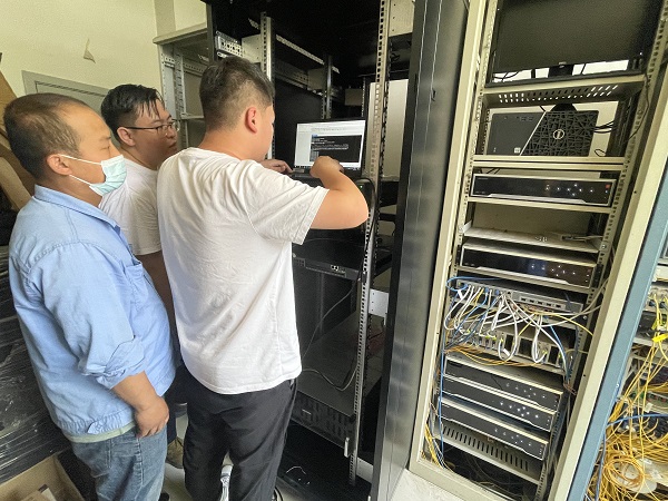 6.12日?？祻S家和公司員工在機(jī)房內(nèi)調(diào)試系統(tǒng).jpg