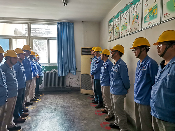 6月12日，動(dòng)力車間一期交接班室，開會(huì)期間技術(shù)員向班組成員提問 (1).jpg