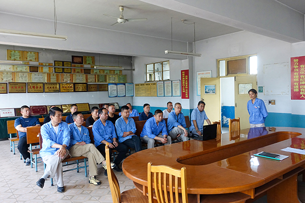 1687347773513841.jpeg 2023年6月20日運銷市場部組織司機進行道路事故應急桌面演練前觀看干粉滅火器使用視頻2xiao.jpg
