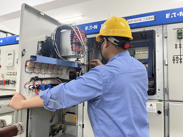 1690338145893745.jpeg 電氣運(yùn)行人員劉林檢查高壓柜控制回路的接線情況.jpg