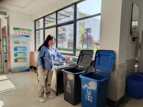 1690339040593156.jpeg 員工將紙巾扔進(jìn)其他垃圾桶.jpg