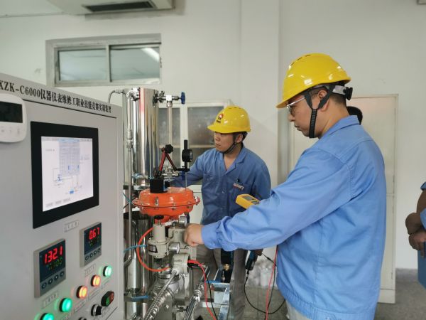 8月8日 儀表實(shí)操比賽現(xiàn)場(chǎng)，選手們正在調(diào)試設(shè)備.jpg