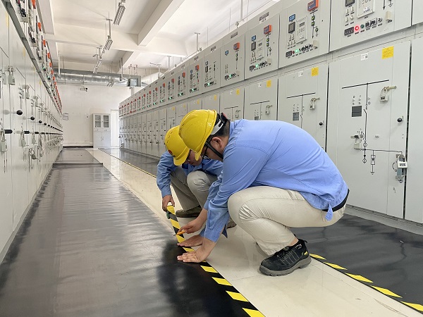 8月16日，電氣運行人員正在為絕緣膠墊粘貼雙色膠帶.jpg