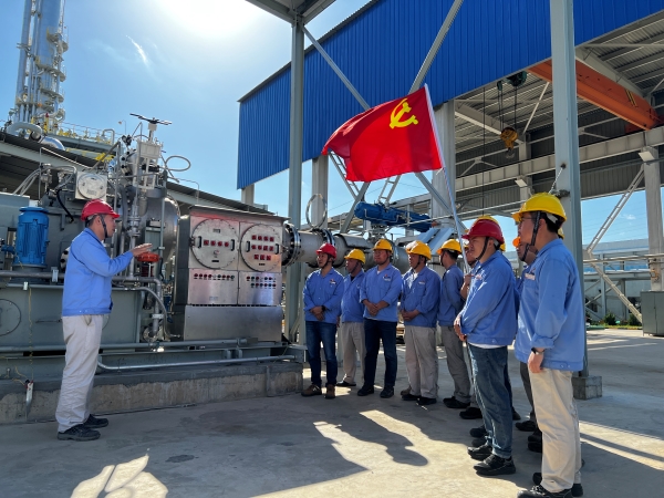 1692919475437781.jpeg 8月23日,劉致強(qiáng)為黨員講解氮?dú)馀蛎洶l(fā)電機(jī).jpg