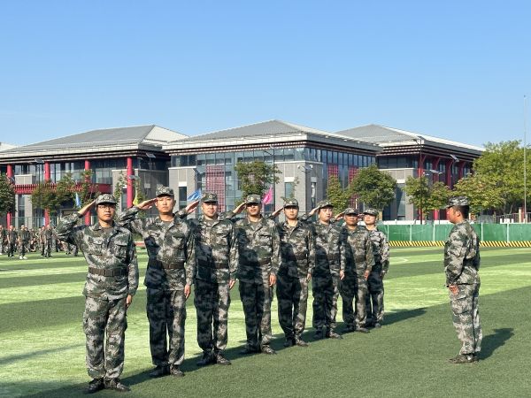 1693990400266381.jpeg 渭化集團(tuán)民兵集訓(xùn)列隊(duì)會(huì)操2.jpg