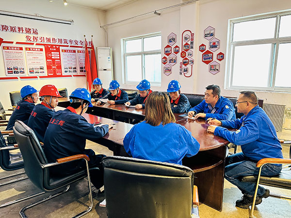 10月8日，車間主任、技術(shù)員、安技員對外協(xié)檢修人員進(jìn)行安全教育及安全告知.jpg