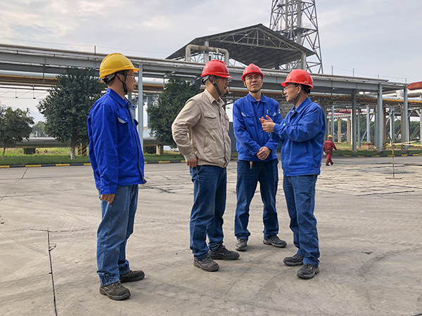 10月17日公司總工程師在合成13工段，同車間主任王東亮解決檢修難題    600.jpg