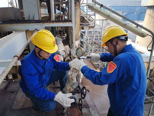 10月15日上午16時(shí)，皇甫少強(qiáng)和楊劍琪在3號(hào)鍋爐過熱器聯(lián)箱處拆卸壓力表.jpg