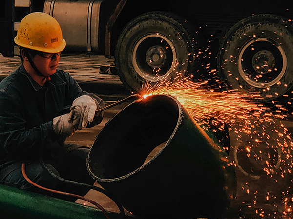 1698219385153157.jpeg 10月19日晚22點,加班安裝水冷器 作業(yè)現(xiàn)場焊花四濺 合成車間 張曉林.jpg