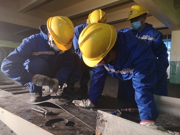 1700093772124446.jpeg 6號包裝線皮帶進(jìn)行整體更換.jpg