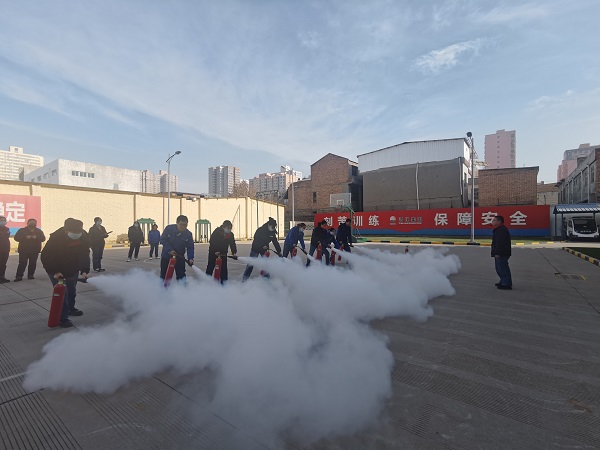 1702361987658197.jpeg 12.8質檢職工逐一操作滅火器.jpg