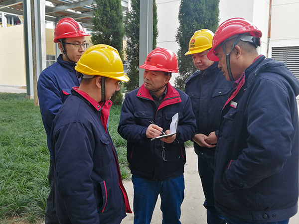 1704182392214503.jpeg 公司領導在甲醇精餾節(jié)能改造項目現(xiàn)場.jpg