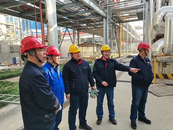 1705021004876127.jpeg 趙強(qiáng)正在聽取工藝負(fù)責(zé)人匯報(bào)項(xiàng)目進(jìn)展.jpg