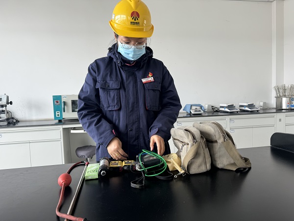 圖2 1月25日，質(zhì)檢分部技術(shù)員毛夢雪介紹“檢測包”。.jpg