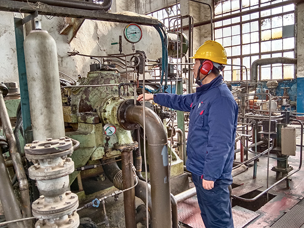 1月23日10時(shí)，合成車間班組人員監(jiān)測發(fā)電機(jī)機(jī)泵性能 (1).jpg