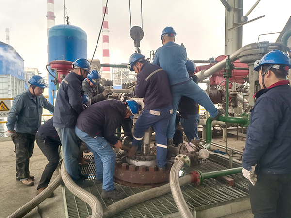 2月2日10：00，檢修人員做投料前準(zhǔn)備工作 (2).jpg