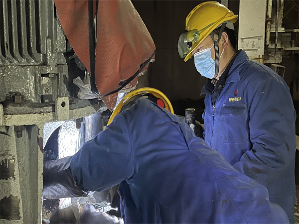 1707266399200439.png 檢修工認真檢查內(nèi)部構件.png